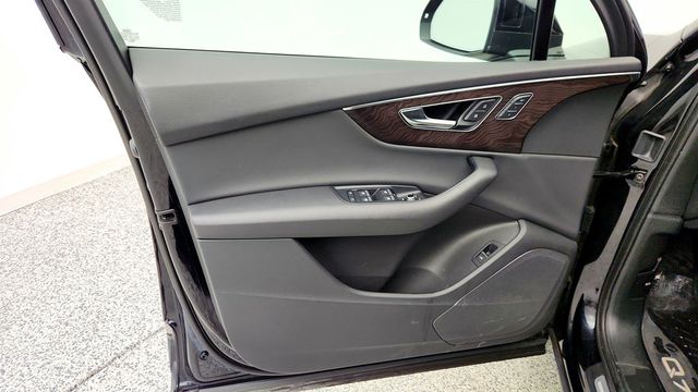 2020 Audi Q7 Premium 55 TFSI quattro with Convenience & Towing Packages - 22960189 - 10