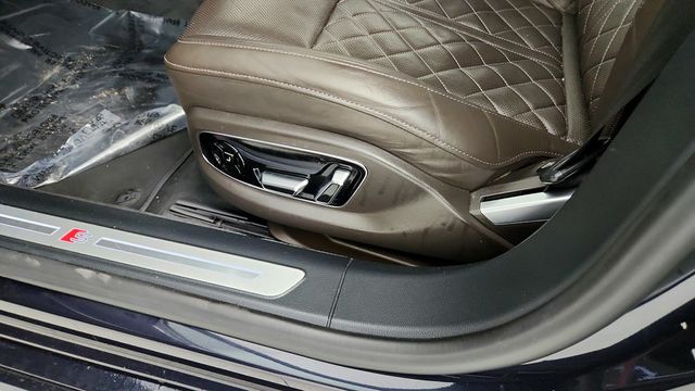 2020 Audi S8 4.0 TFSI w/ Executive, Driver Assistance & Cold Weather Packages - 22949912 - 11