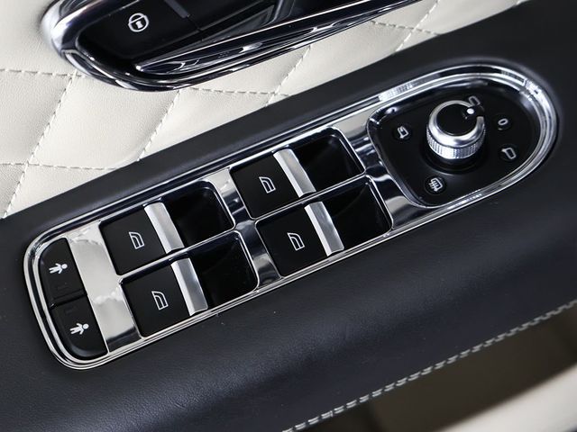 2020 Bentley Bentayga Hybrid AWD - 23055378 - 48