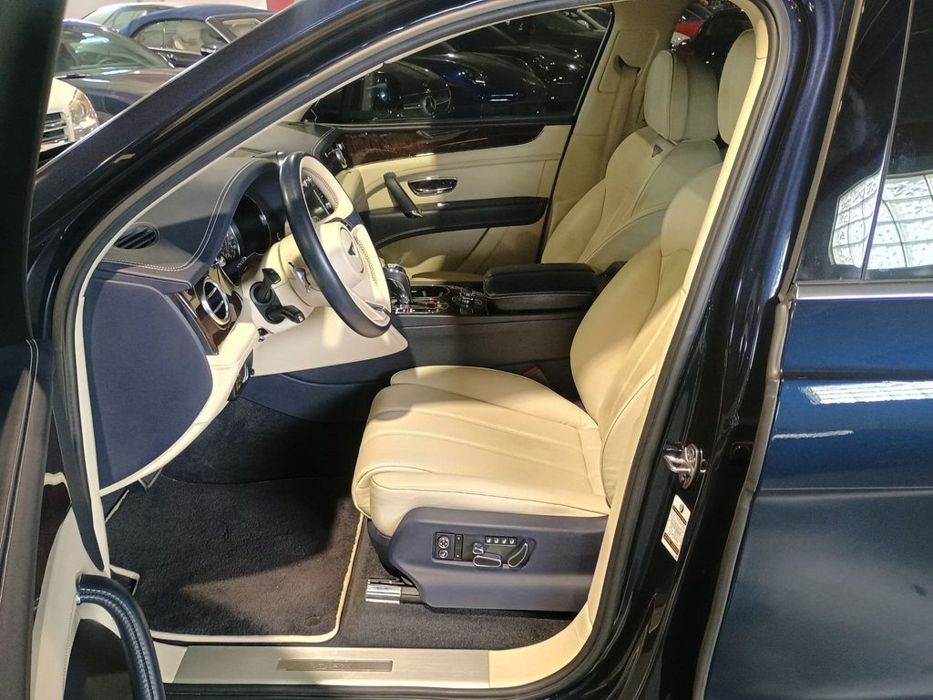 2020 Bentley Bentayga Hybrid AWD - 22940867 - 13