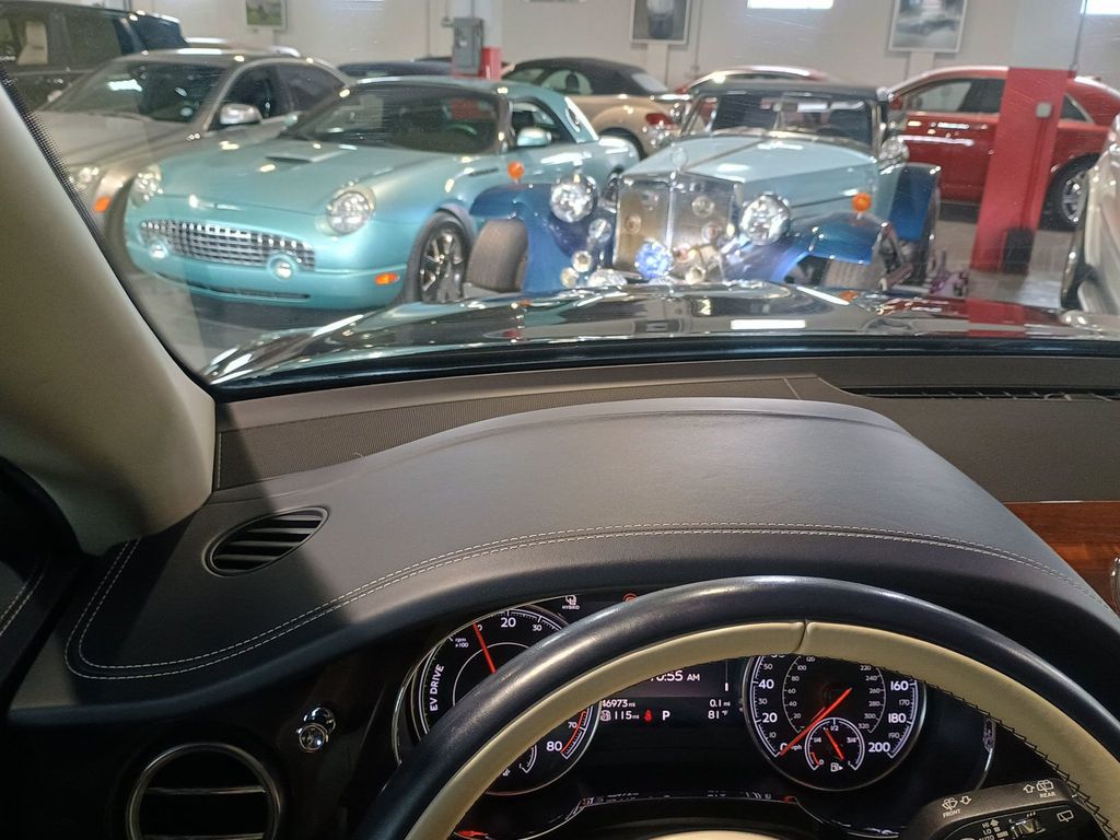 2020 Bentley Bentayga Hybrid AWD - 22940867 - 18