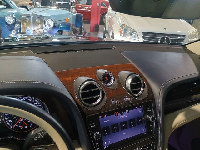 2020 Bentley Bentayga Hybrid AWD - 22940867 - 19