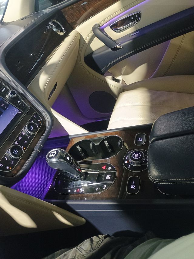 2020 Bentley Bentayga Hybrid AWD - 22940867 - 22