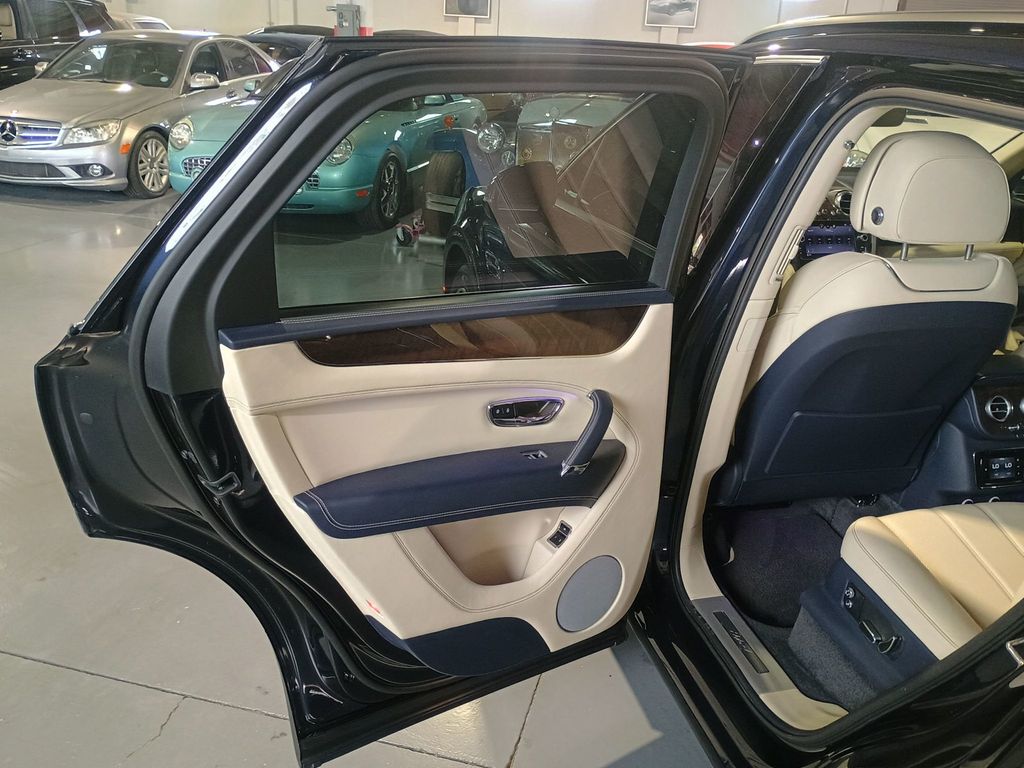 2020 Bentley Bentayga Hybrid AWD - 22940867 - 25