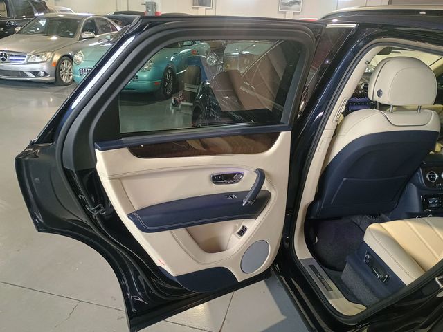 2020 Bentley Bentayga Hybrid AWD - 22940867 - 25