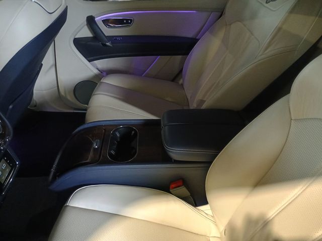 2020 Bentley Bentayga Hybrid AWD - 22940867 - 28