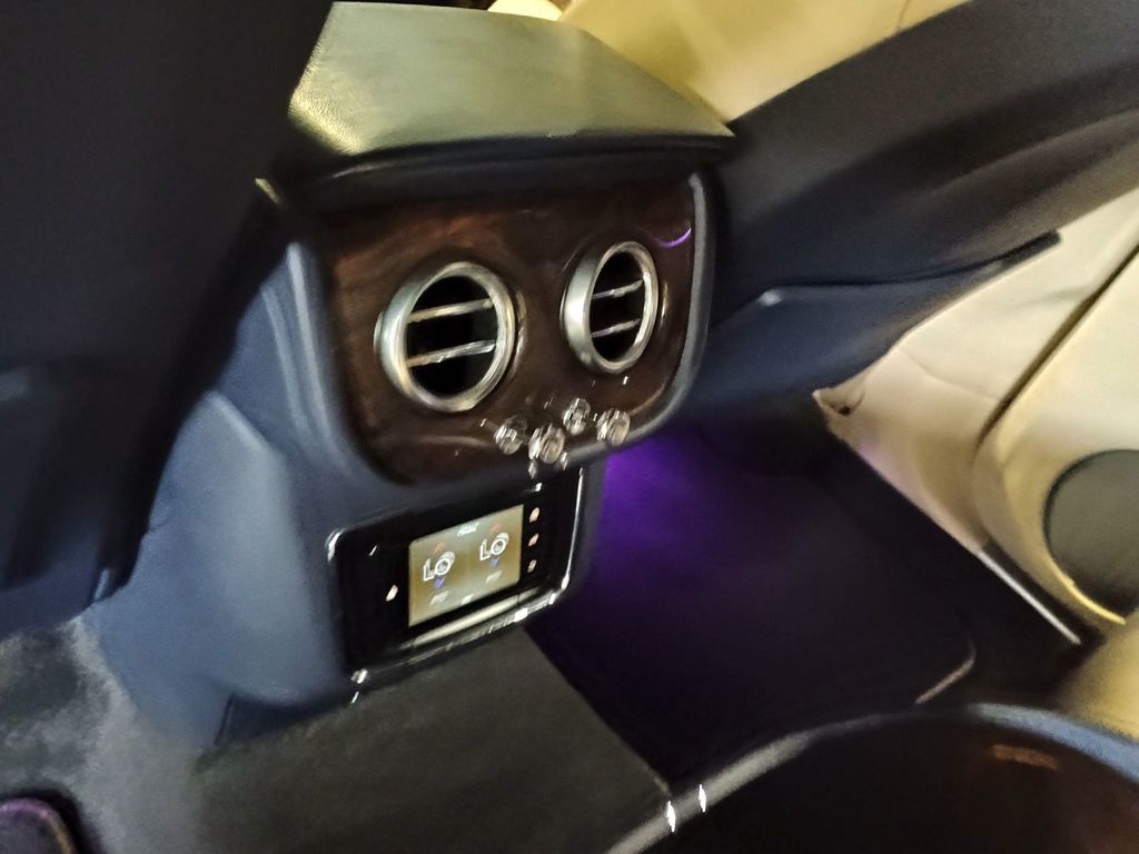 2020 Bentley Bentayga Hybrid AWD - 22940867 - 29