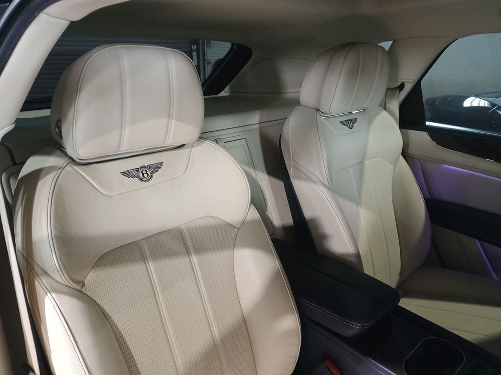 2020 Bentley Bentayga Hybrid AWD - 22940867 - 32