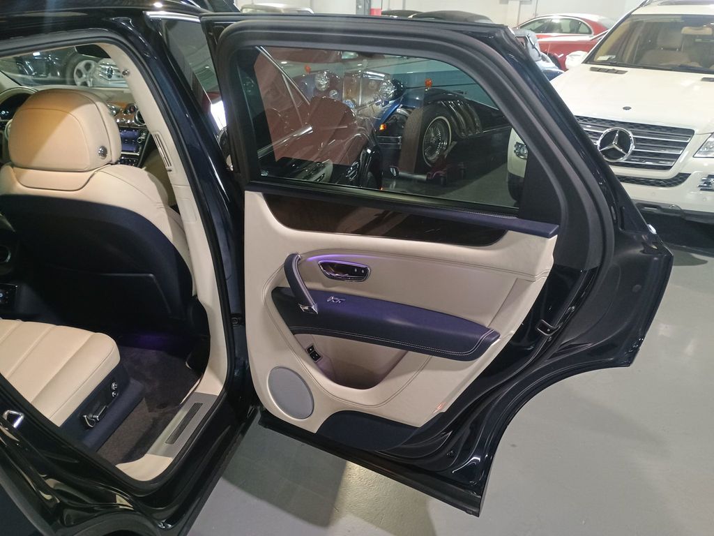 2020 Bentley Bentayga Hybrid AWD - 22940867 - 35