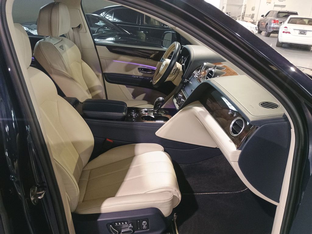 2020 Bentley Bentayga Hybrid AWD - 22940867 - 36