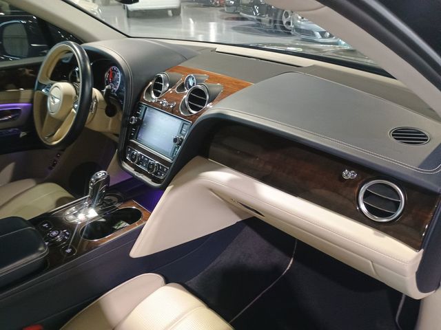2020 Bentley Bentayga Hybrid AWD - 22940867 - 37