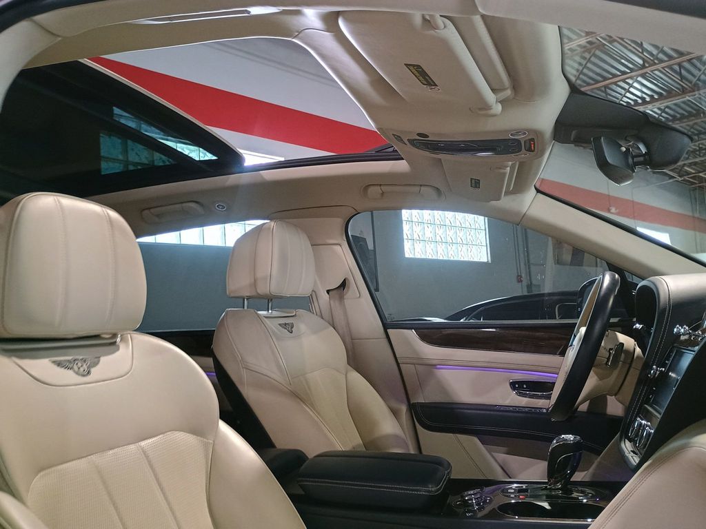 2020 Bentley Bentayga Hybrid AWD - 22940867 - 38