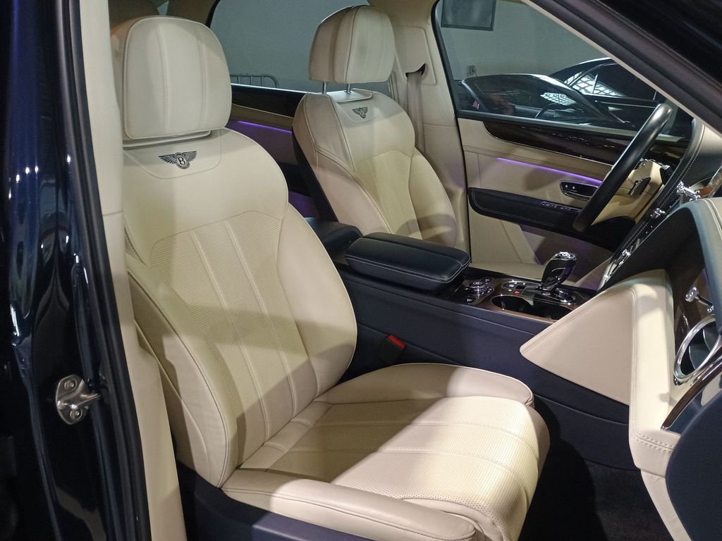 2020 Bentley Bentayga Hybrid AWD - 22940867 - 39