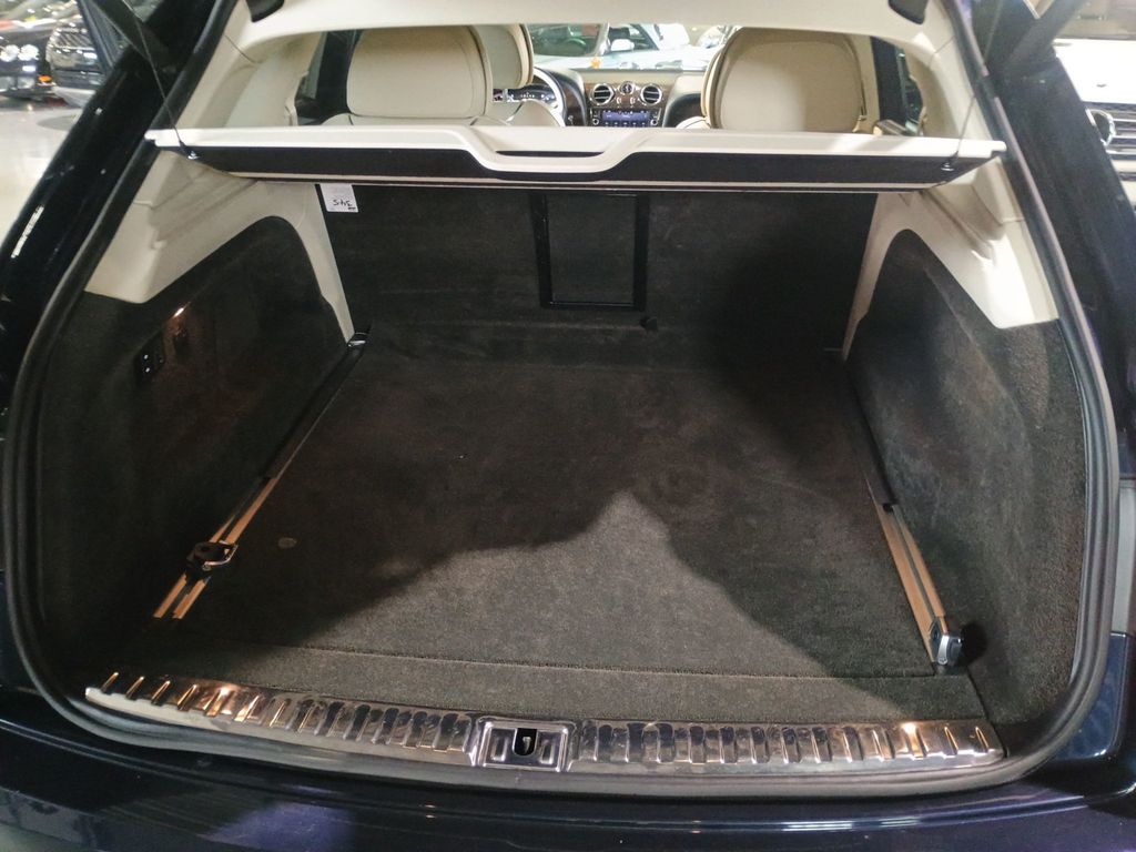 2020 Bentley Bentayga Hybrid AWD - 22940867 - 46