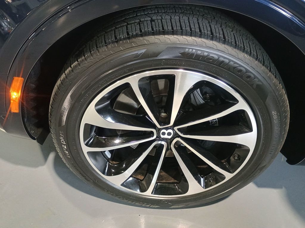 2020 Bentley Bentayga Hybrid AWD - 22940867 - 47