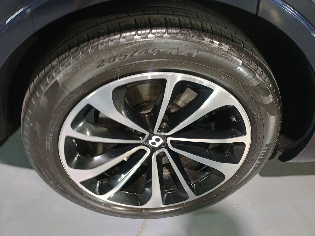 2020 Bentley Bentayga Hybrid AWD - 22940867 - 49