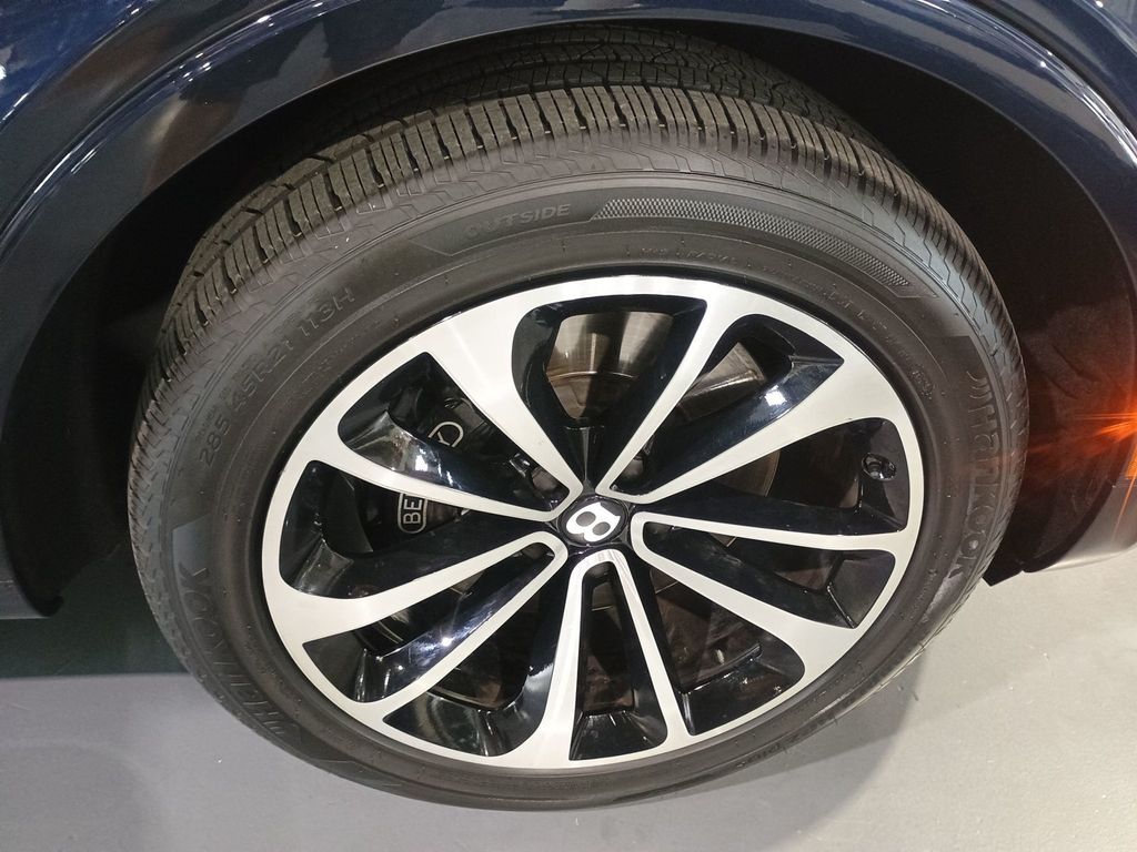 2020 Bentley Bentayga Hybrid AWD - 22940867 - 50