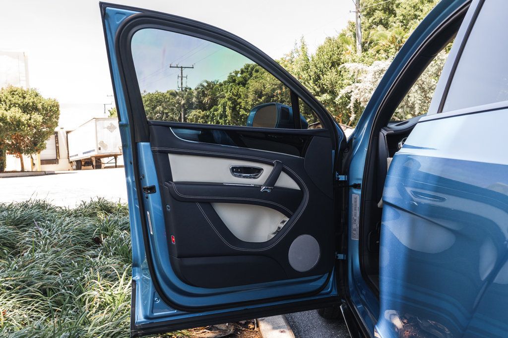2020 Bentley Bentayga V8 photo 31