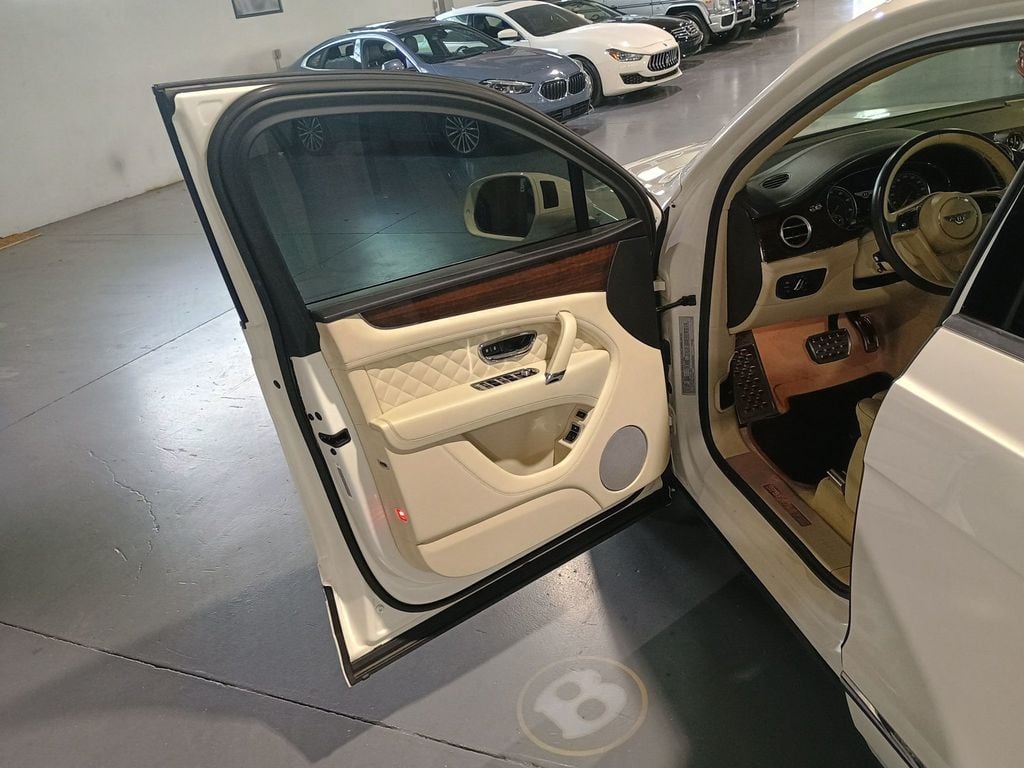 2020 Bentley Bentayga V8 AWD Clean Carfax Florida SUV - 23070787 - 11