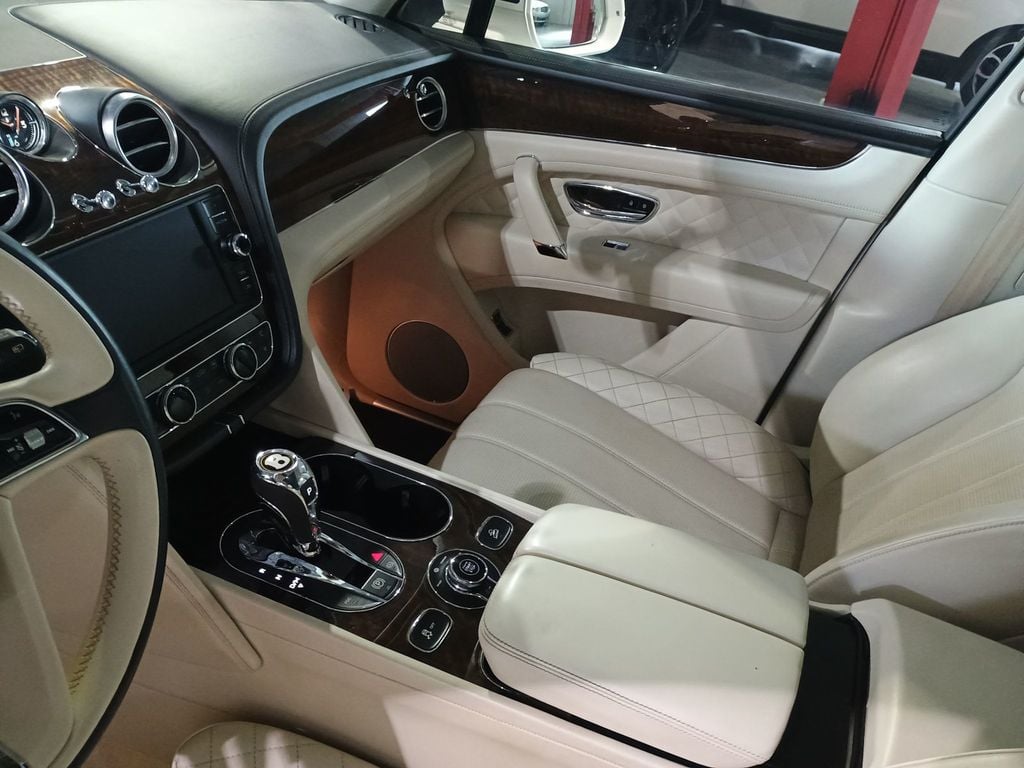 2020 Bentley Bentayga V8 AWD Clean Carfax Florida SUV - 23070787 - 19