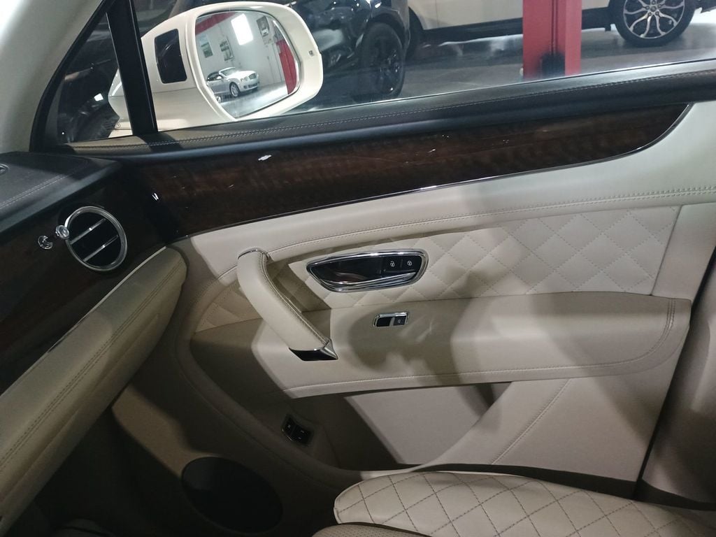 2020 Bentley Bentayga V8 AWD Clean Carfax Florida SUV - 23070787 - 24