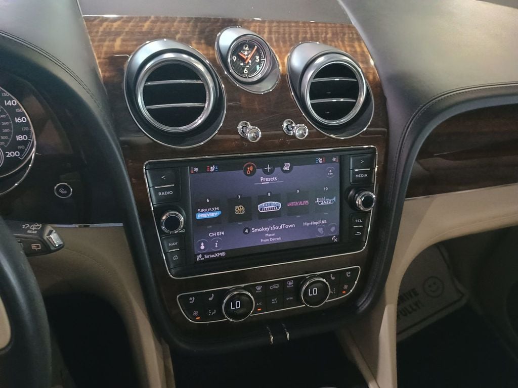 2020 Bentley Bentayga V8 AWD Clean Carfax Florida SUV - 23070787 - 26