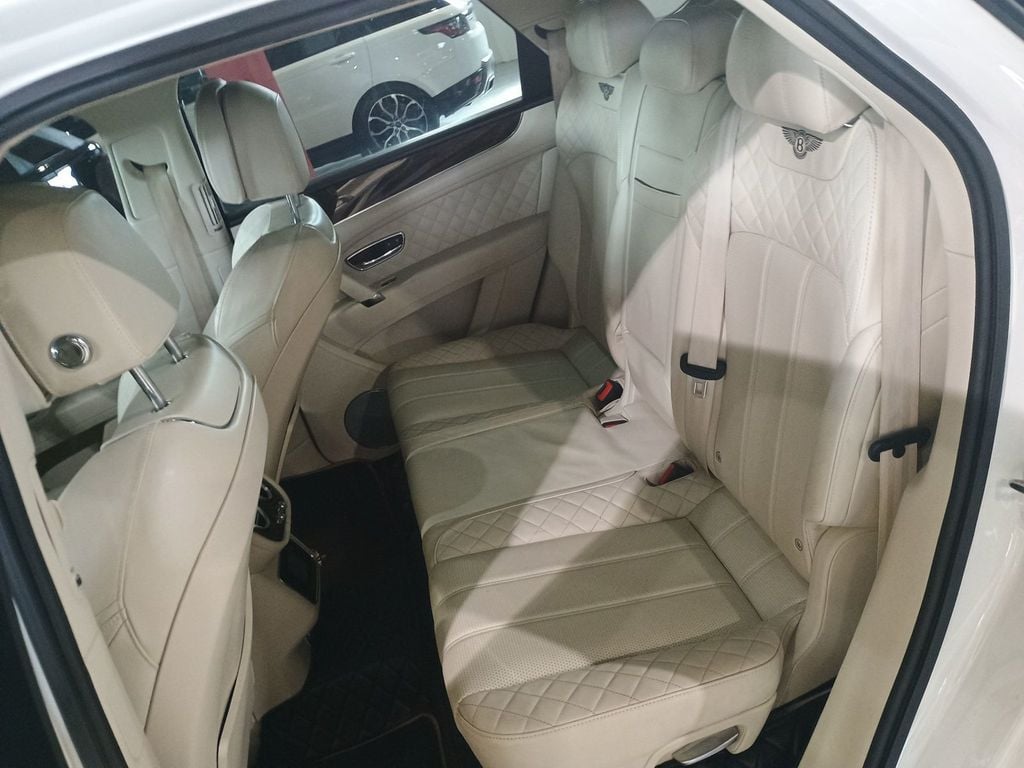2020 Bentley Bentayga V8 AWD Clean Carfax Florida SUV - 23070787 - 30
