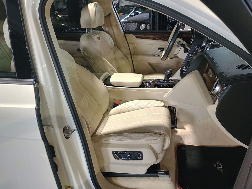 2020 Bentley Bentayga V8 AWD Clean Carfax Florida SUV - 23070787 - 36