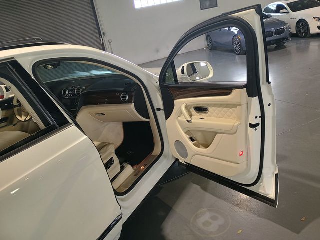 2020 Bentley Bentayga V8 AWD Clean Carfax Florida SUV - 23070787 - 39