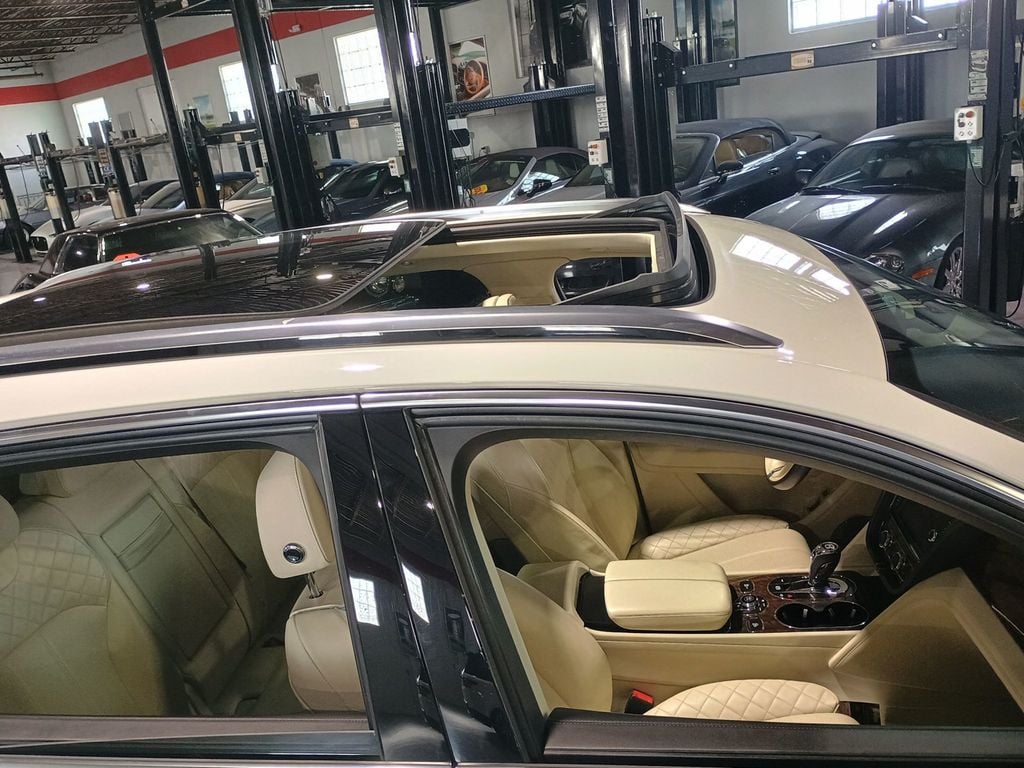 2020 Bentley Bentayga V8 AWD Clean Carfax Florida SUV - 23070787 - 40