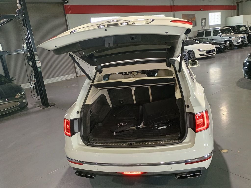 2020 Bentley Bentayga V8 AWD Clean Carfax Florida SUV - 23070787 - 45