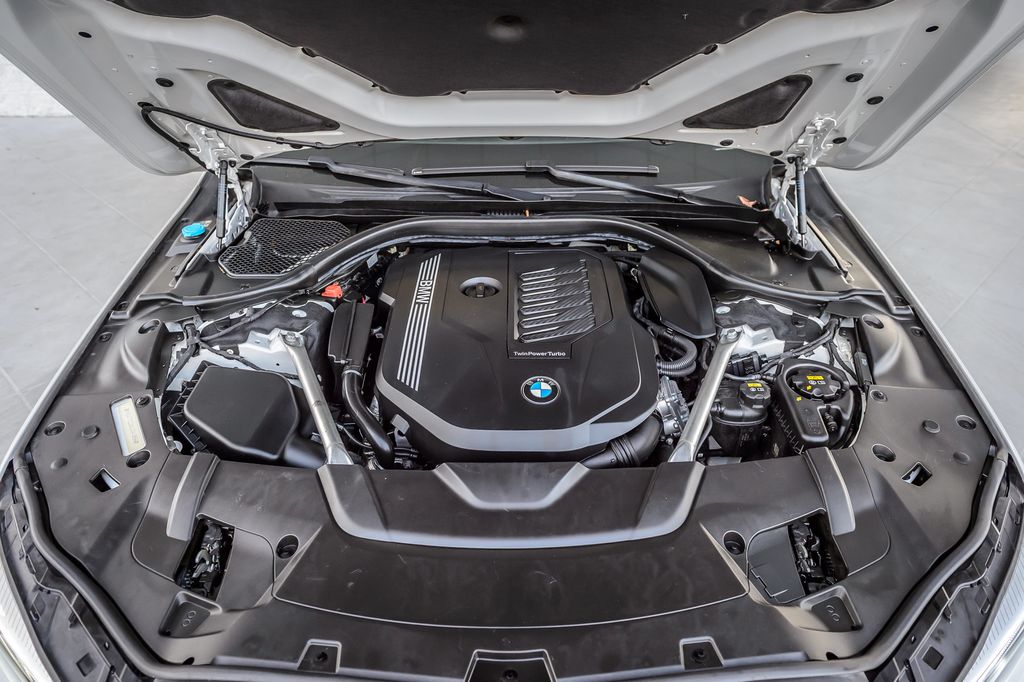 2020 BMW 7 Series 740i M SPORT - NAV - PANO ROOF - BACKUP CAM - GORGEOUS  - 22947080 - 16