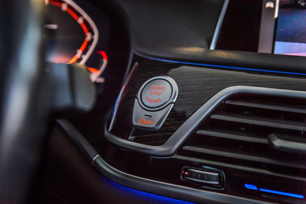 2020 BMW 7 Series 740i M SPORT - NAV - PANO ROOF - BACKUP CAM - GORGEOUS  - 22947080 - 29