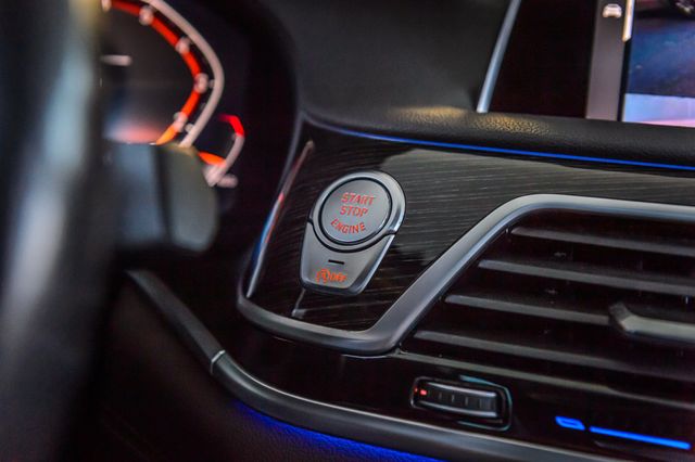 2020 BMW 7 Series 740i M SPORT - NAV - PANO ROOF - BACKUP CAM - GORGEOUS  - 22947080 - 29