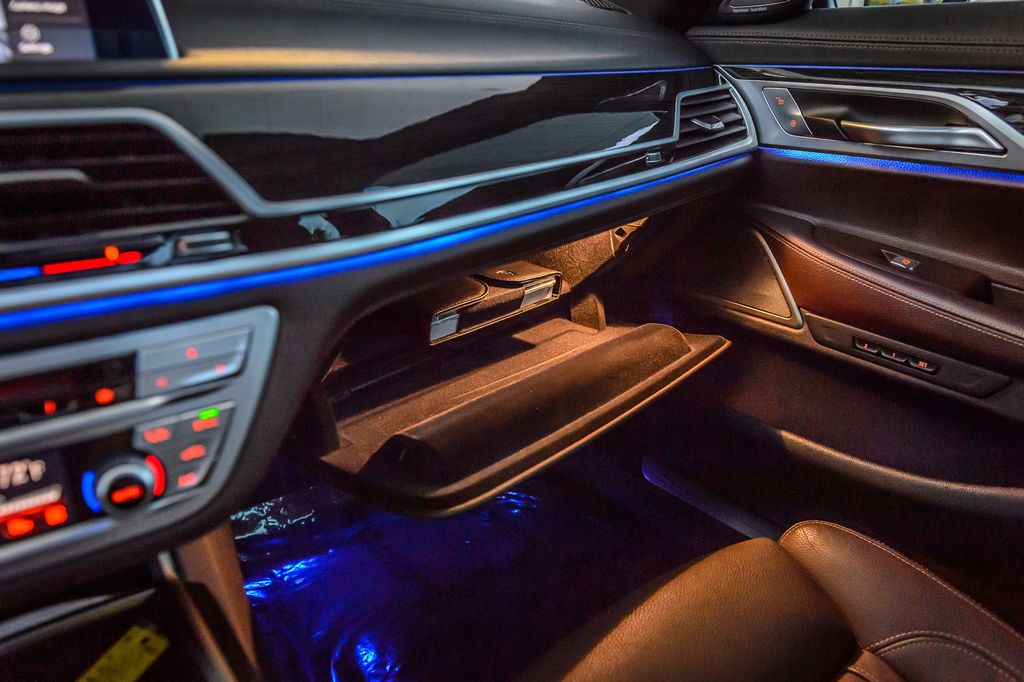 2020 BMW 7 Series 740i M SPORT - NAV - PANO ROOF - BACKUP CAM - GORGEOUS  - 22947080 - 32