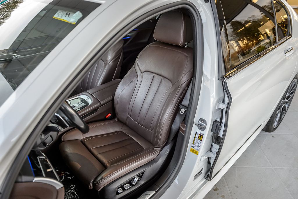 2020 BMW 7 Series 740i M SPORT - NAV - PANO ROOF - BACKUP CAM - GORGEOUS  - 22947080 - 34