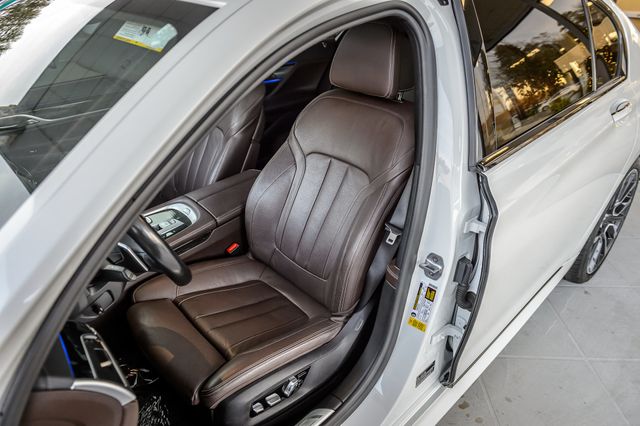 2020 BMW 7 Series 740i M SPORT - NAV - PANO ROOF - BACKUP CAM - GORGEOUS  - 22947080 - 34