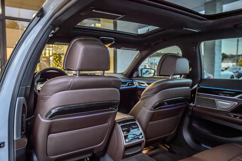 2020 BMW 7 Series 740i M SPORT - NAV - PANO ROOF - BACKUP CAM - GORGEOUS  - 22947080 - 37