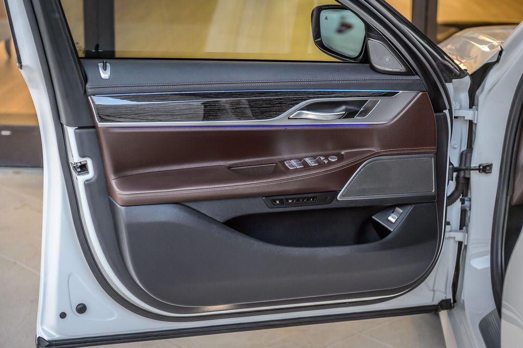 2020 BMW 7 Series 740i M SPORT - NAV - PANO ROOF - BACKUP CAM - GORGEOUS  - 22947080 - 43