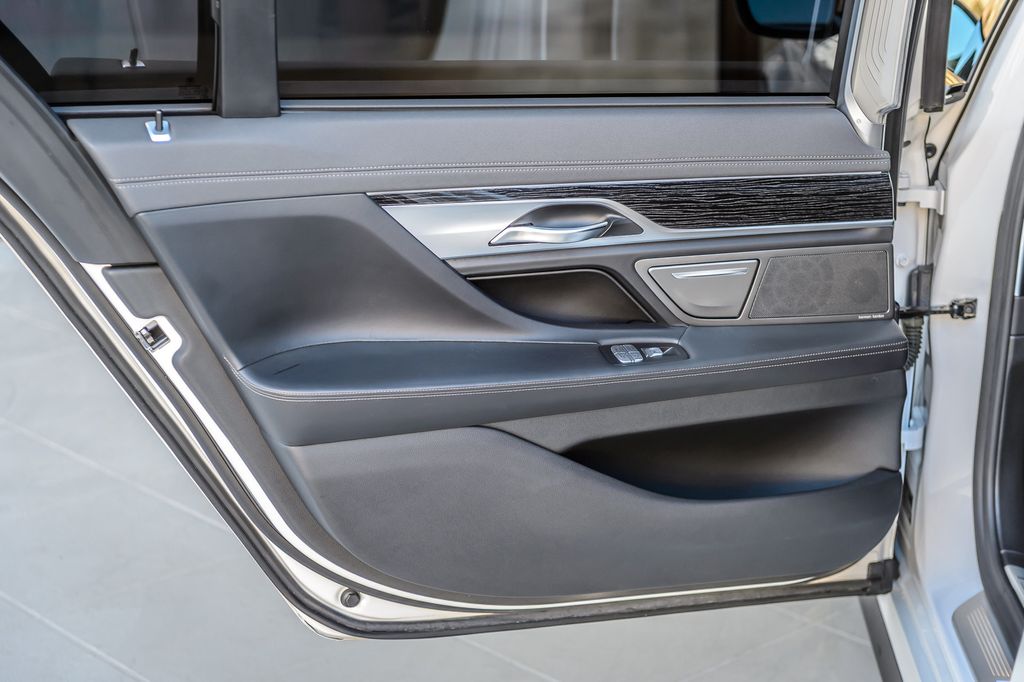 2020 BMW 7 Series 740i X DRIVE - NAV - PANO ROOF - BACKUP CAM - BLUETOOTH GORGEOUS - 22970820 - 52