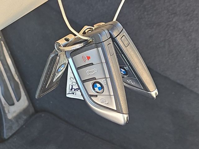 2020 BMW X5 SITTING ON M PAK 22 INCH WHEELS! WITH WHITE GUTS! LOOK CARFAX  - 22962159 - 5