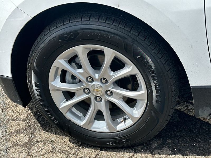 2020 Chevrolet Equinox LS - 23045256 - 11