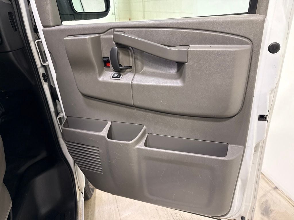 2020 Chevrolet Express Cargo Van RWD 2500 135" - 23040346 - 33