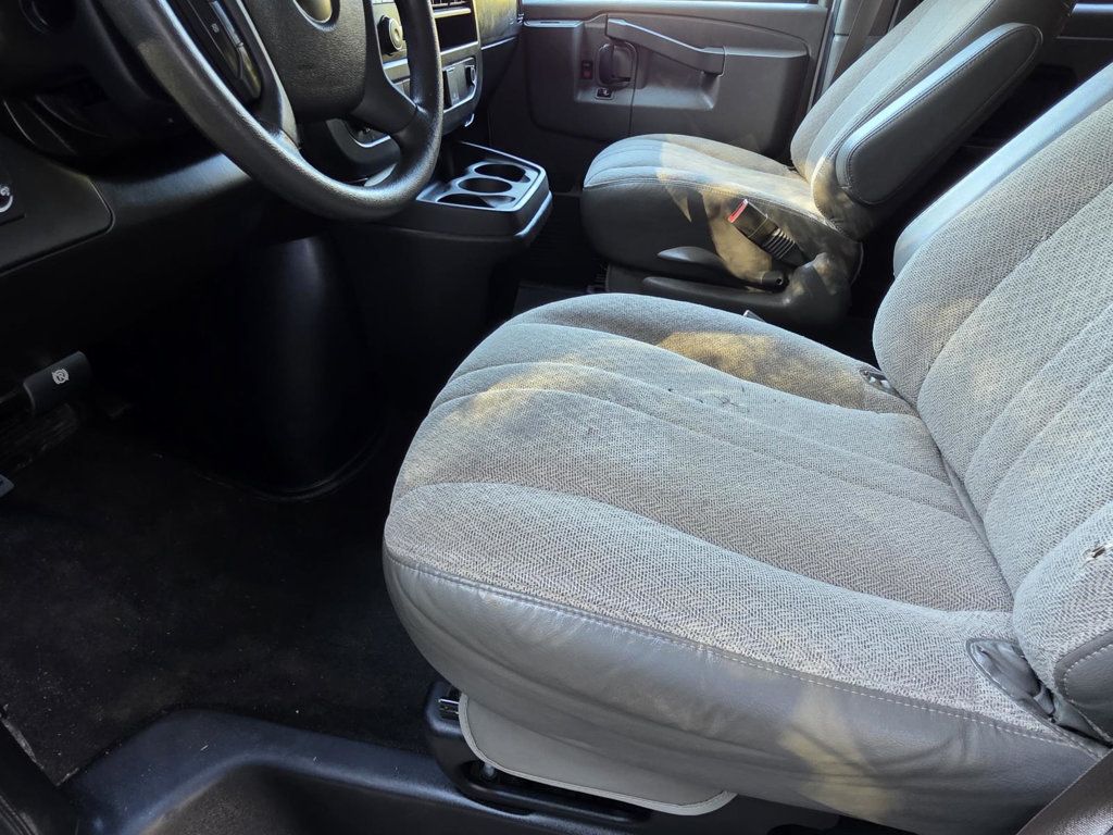 2020 Chevrolet Express 2500 Passenger LT Van photo 4