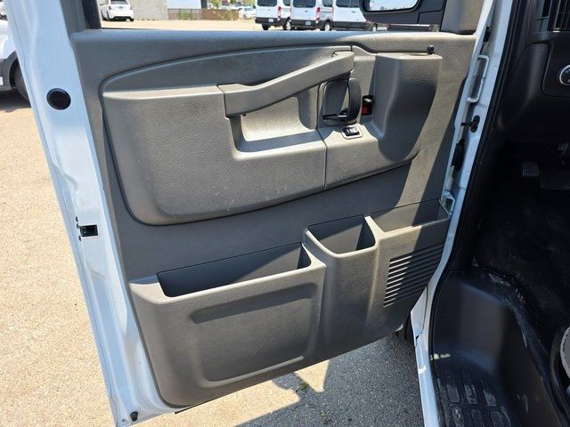 2020 Chevrolet Express Passenger RWD 2500 135" LT - 22881906 - 21