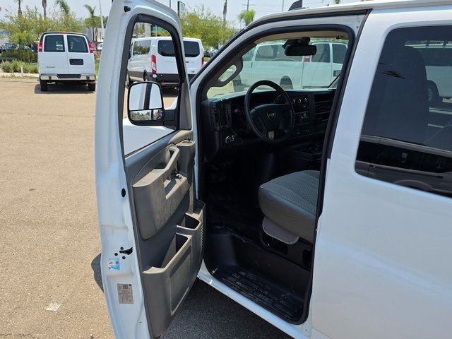 2020 Chevrolet Express Passenger RWD 2500 135" LT - 22881906 - 40