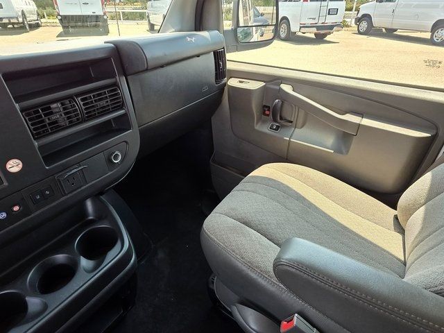 2020 Chevrolet Express Passenger RWD 2500 135" LT - 22884280 - 25