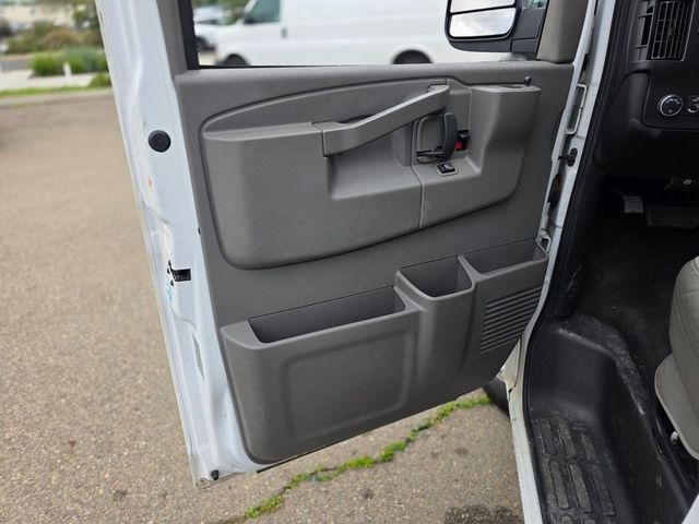 2020 Chevrolet Express Passenger RWD 2500 135" LT - 22971920 - 23