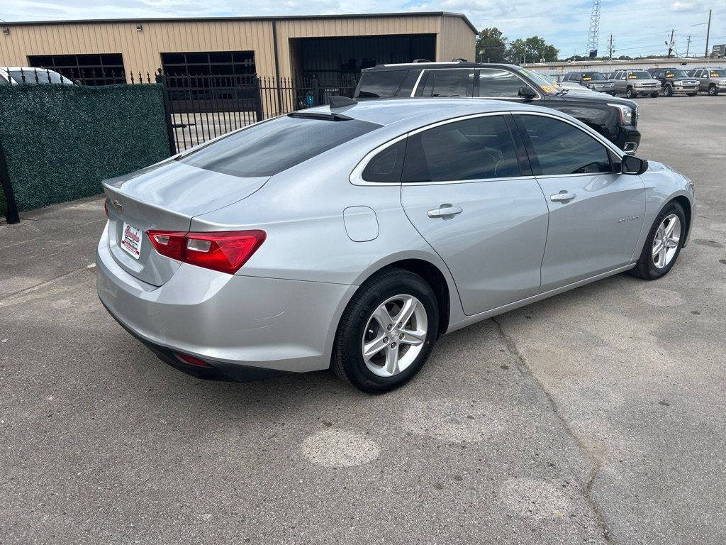 2020 Chevrolet Malibu photo 2