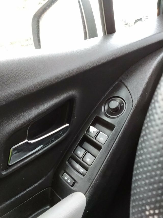 2020 Chevrolet Trax FWD 4dr LS - 22998702 - 23